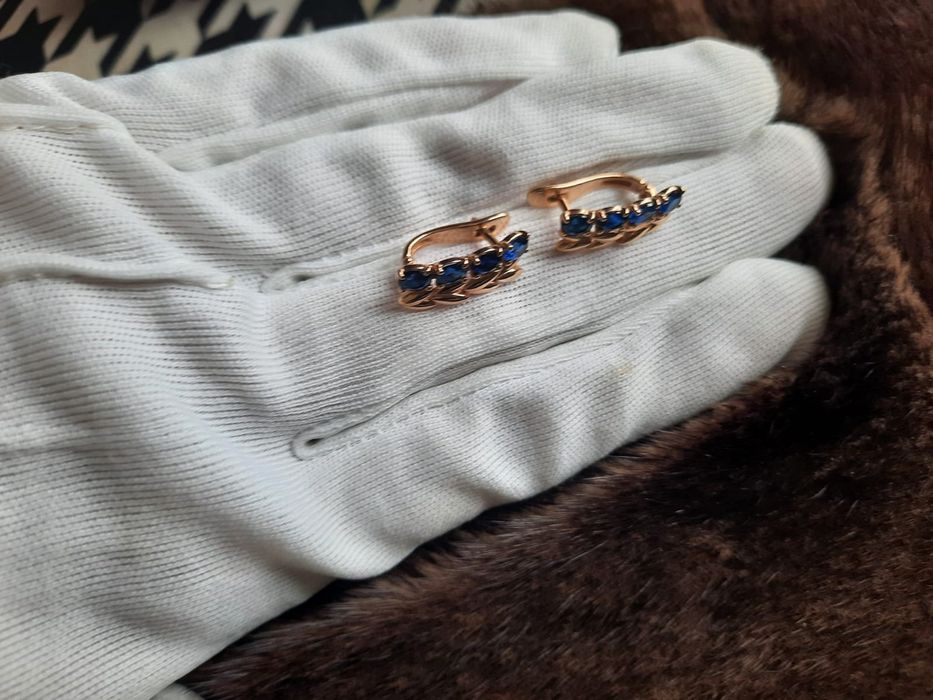 Продам золотые сережки с сапфиром