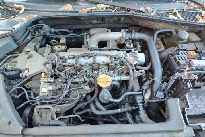 Bara fata Renault Laguna 2002 1.9 DCi MT (120 hp)