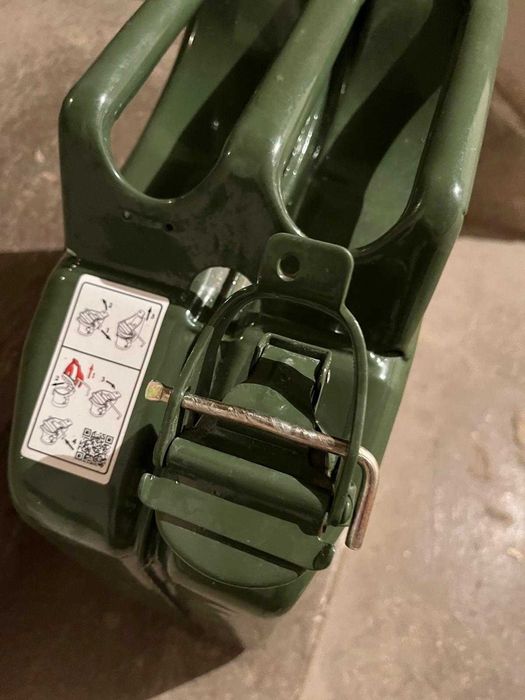 Vand canistra de benzina 20L