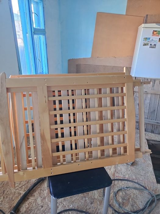 Кровать детская деревянная