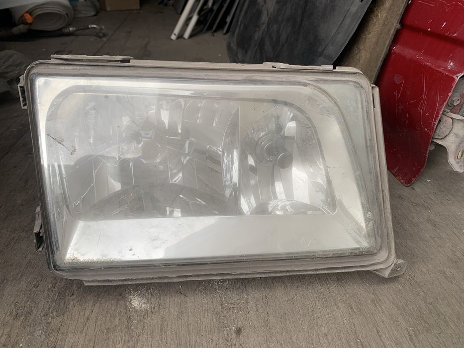 На Мерседес 124 фара правая Ешка