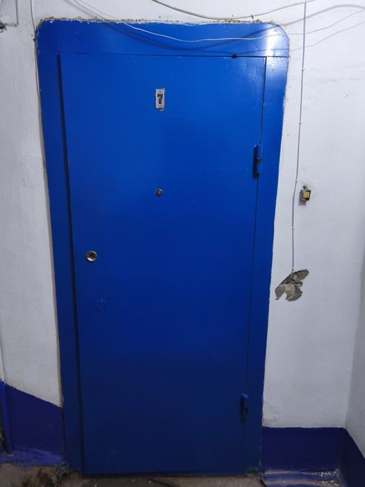 Продам железну дверь.