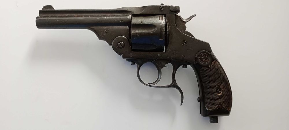 Продавам стар револвер, автентичен