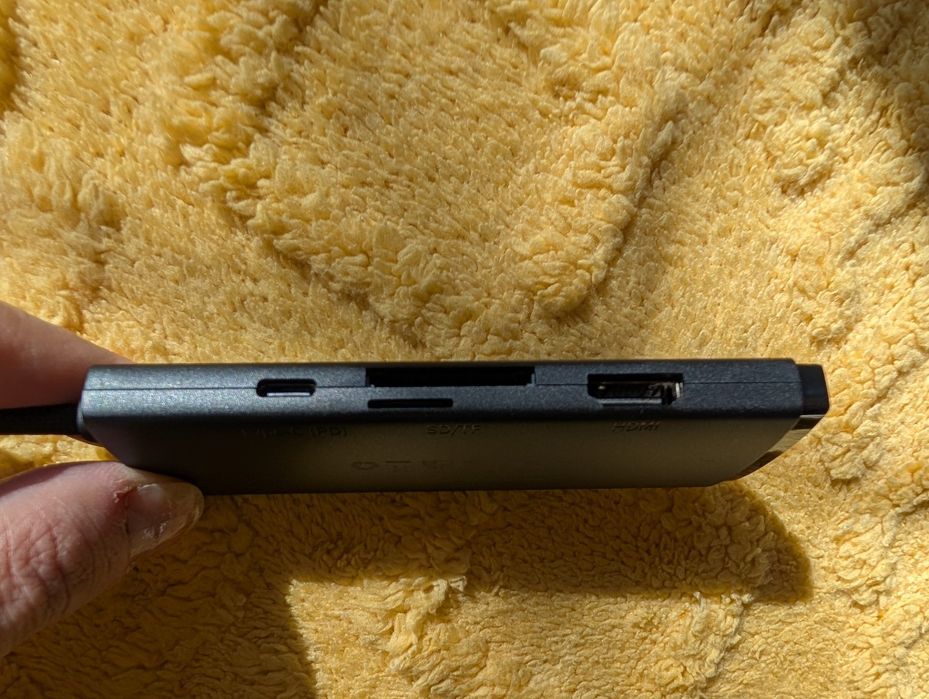 Хъб за свързване на допълнителна периферия за устройства с USB-C