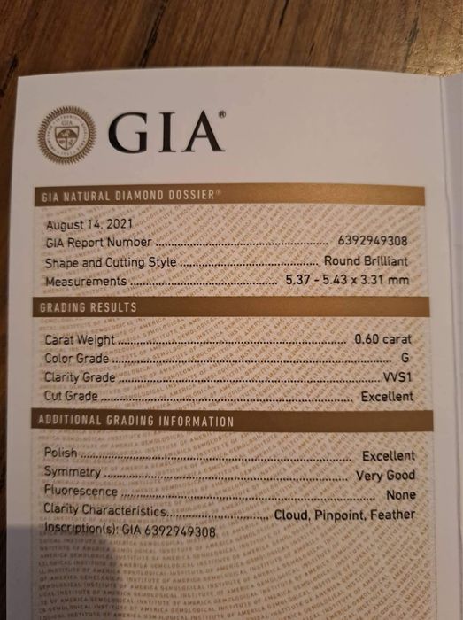 Бижу с инкрустиран диамант в него