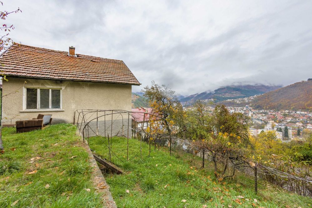 Продава се 2-етажна къща в гр. Своге