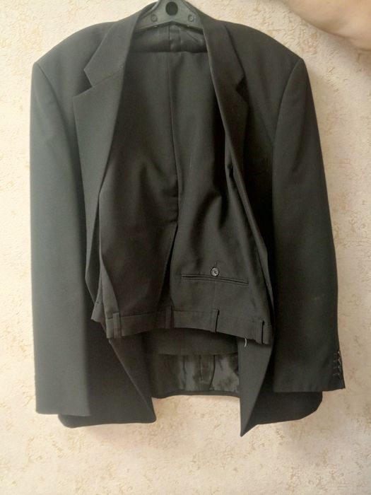 Продам мужские костюм