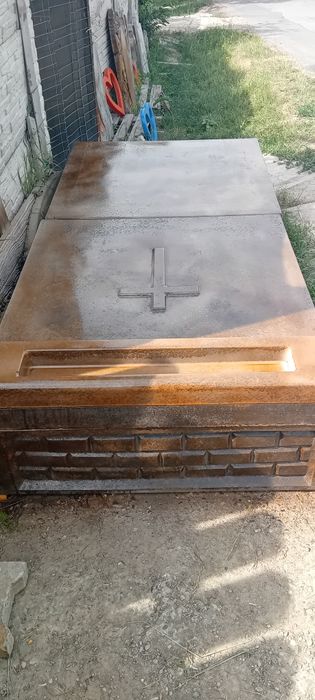 Vând ansamblu funerar cu monument  din  beton  și mozaic  în jud iasi
