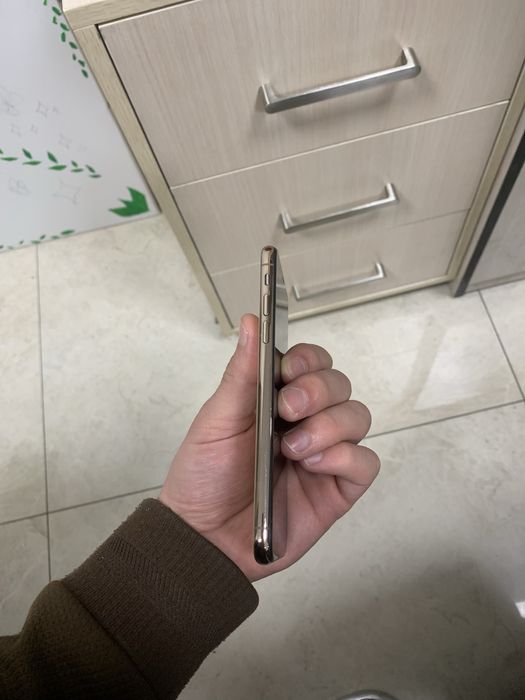 Iphone xs  xotira 64 yomkst 69 narxi 150$ kelishiladi obmen bor