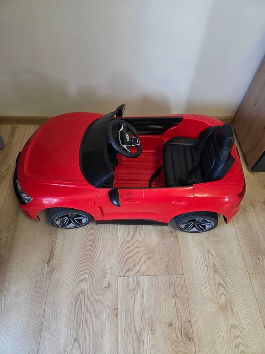 Продавам акумулаторна кола Audi RS E-TRON 12V