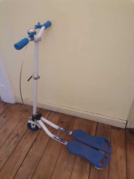 Триколесна тротинетка WAVE SCOOTER BLU със светещи колела!