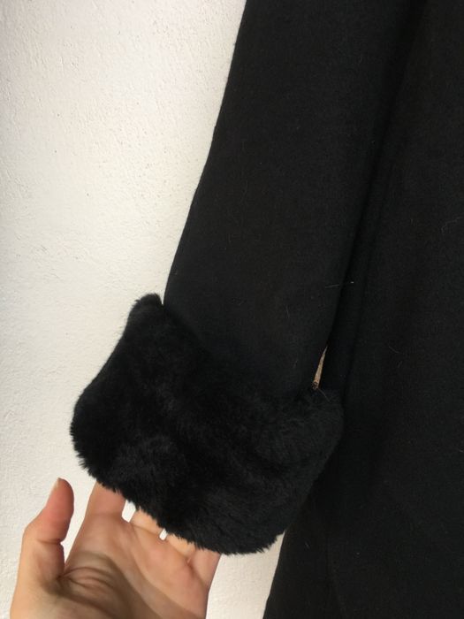 Вълнено елегантно палто с пухена яка