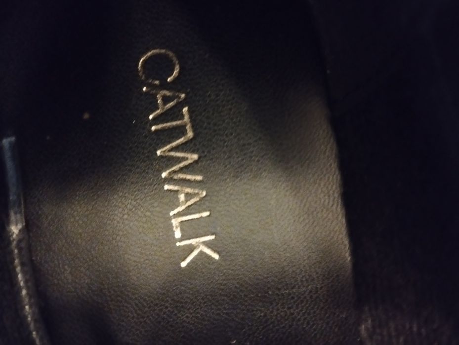 Лачени бели обувки с черна дебела подметка