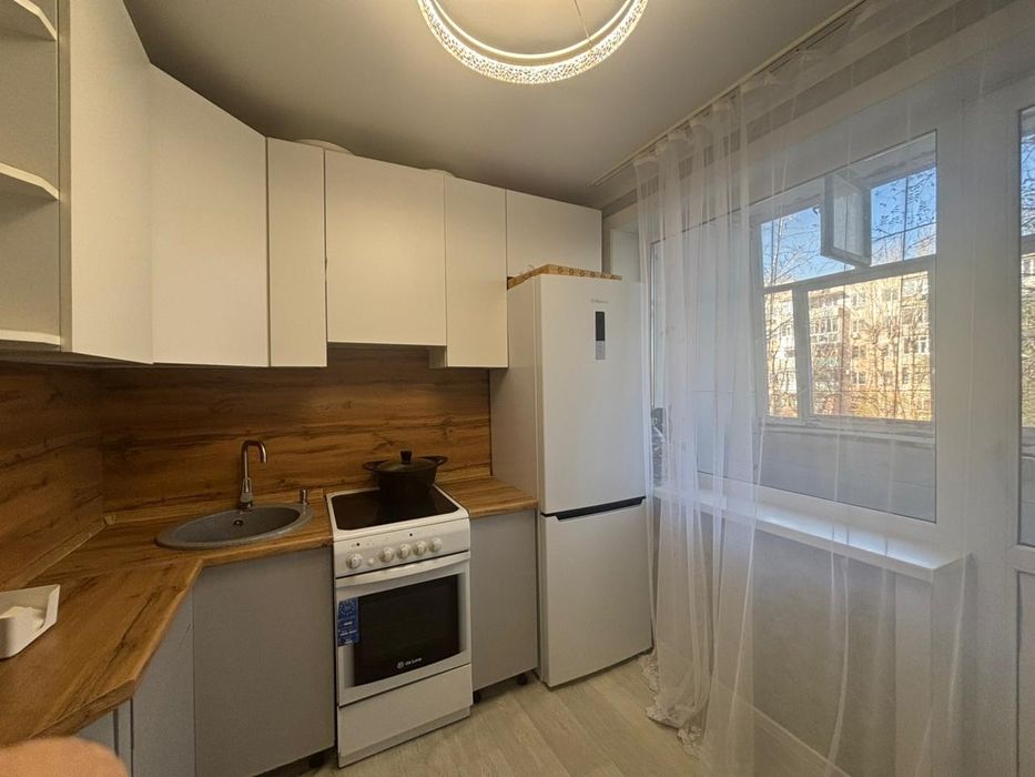 Продам 2 комн,кв, 2/5, центр