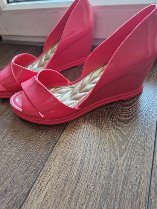 Сандали на платформа Petite Jolie