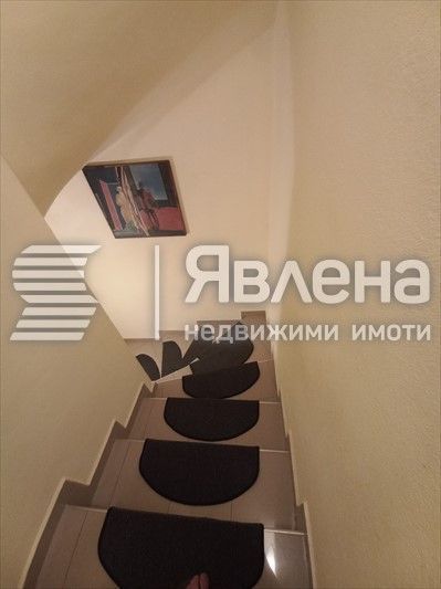 Самостоятелна къща с почти централна локация в Добрич