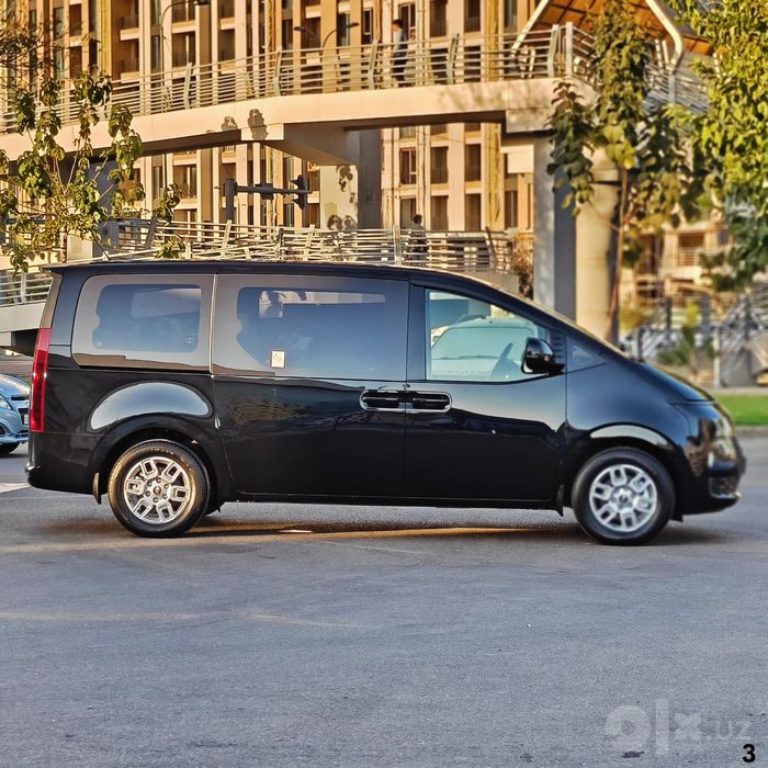 Hyundai Staria, 2025/2026, гибрид, в идеальном состоянии