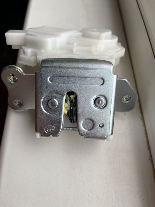 Замок багажника новый