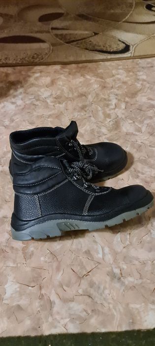 Продам спец.обувь 42 размер новые