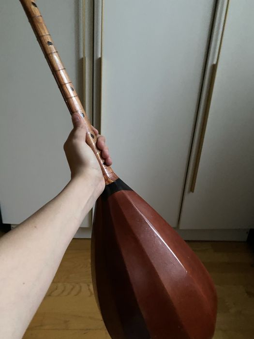 Домбра в хорошем состоянии