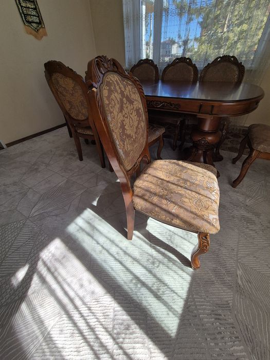 Стол из дерева и 10 стульев