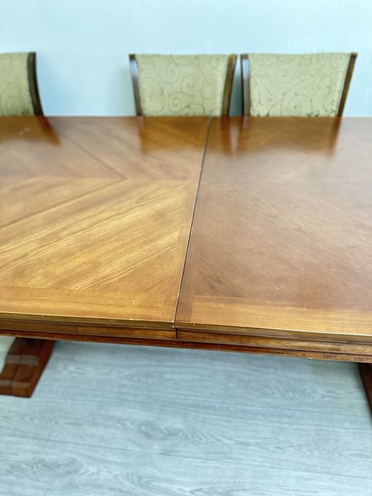 Стол со стульями в гостиную