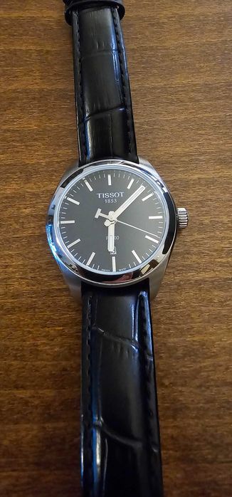 Дамски кварцов часовник с кожена каишка Tissot