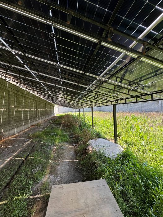 Продаётся земля 12 соток с солнечними панелями 50кв. Доход 1000$ в мес