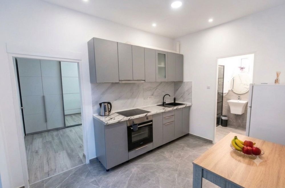 Inchiriez pe termen lung 2 studio formate dintr-o cameră baie si bucatarie... În Mamaia lângă satul de vacanță... Renovate complet  în luna aprilie
