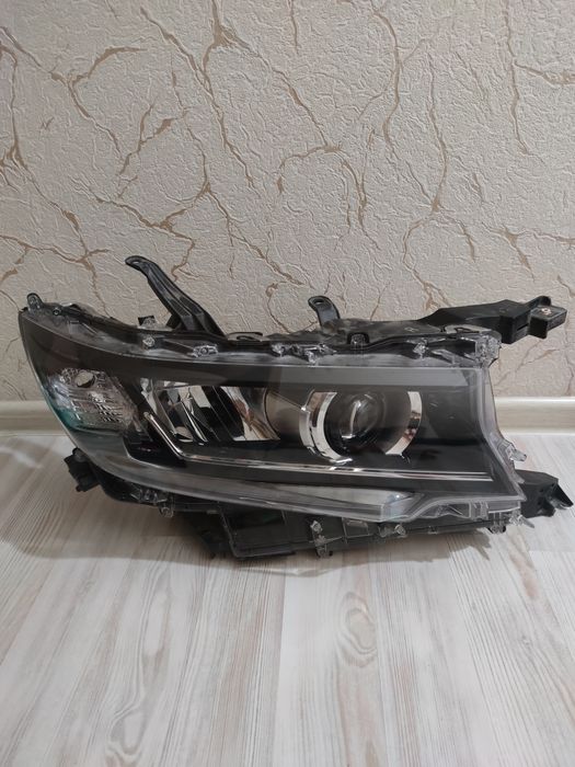 Передняя правая фара на Тойота Прадо 150.