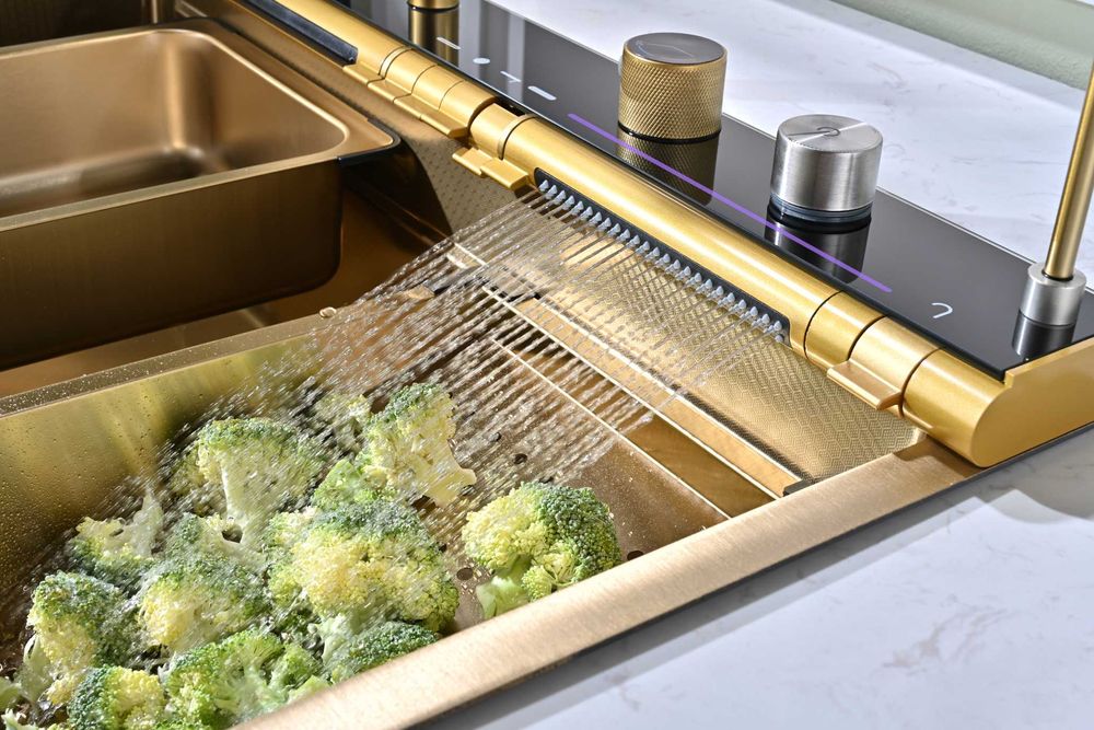 Златна мултифункционална кухненска мивка с регулируем двоен водопад