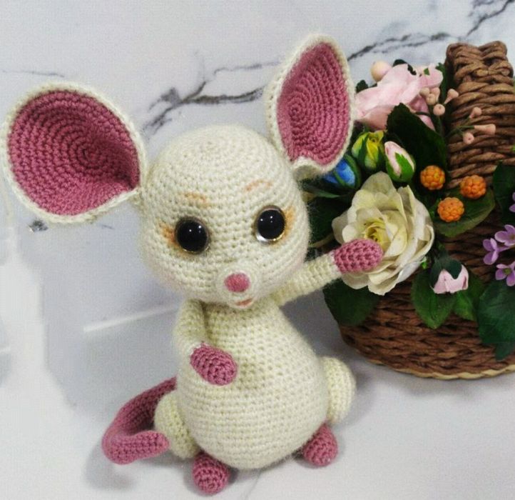 Вязаные мышата ручной работы.