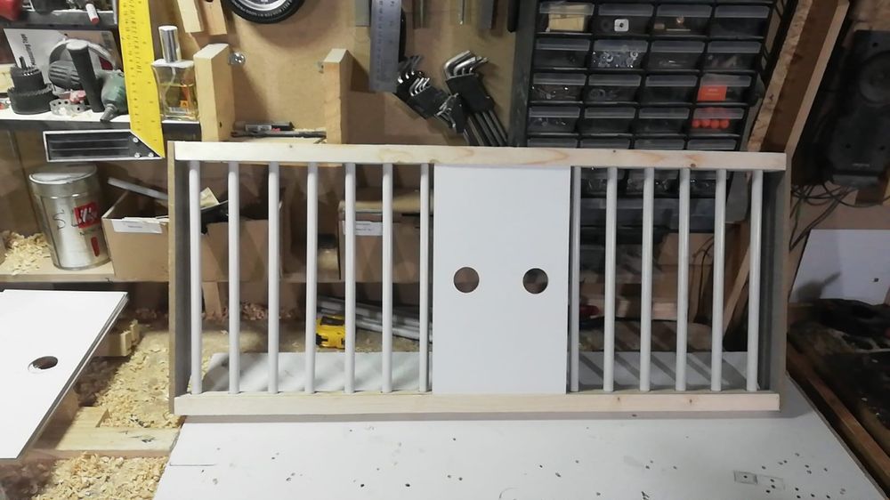 Rafturi , fete, Hrănitoare