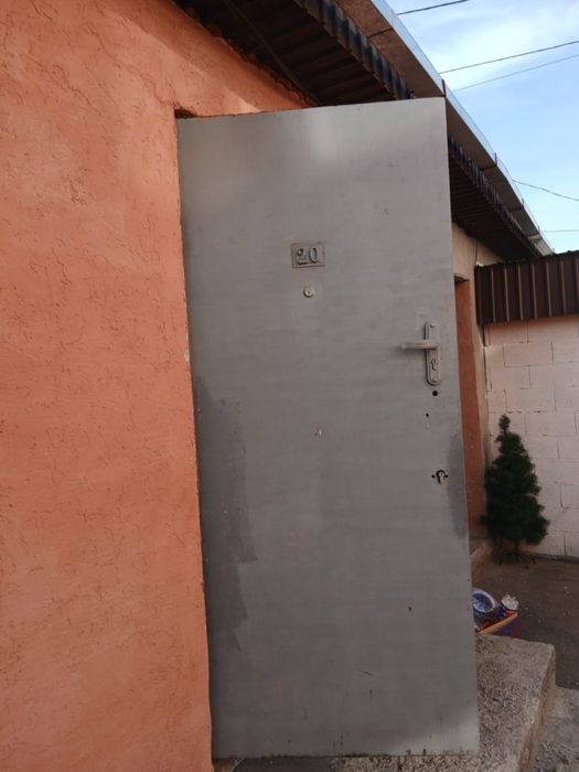 продам металлическую дверь