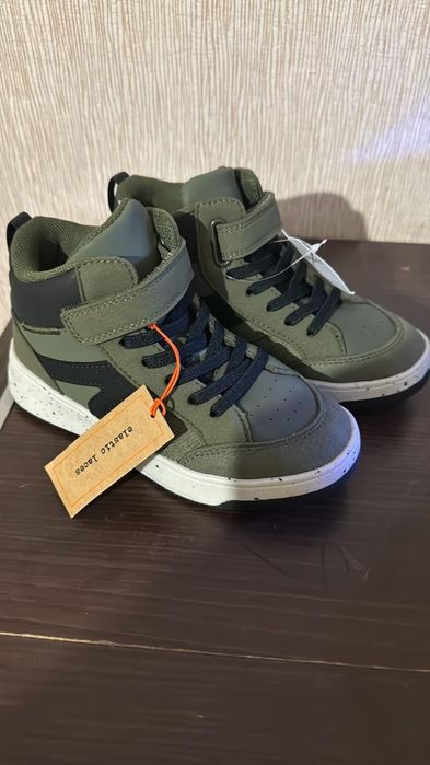 Продам новые стильные ботинки на мальчика