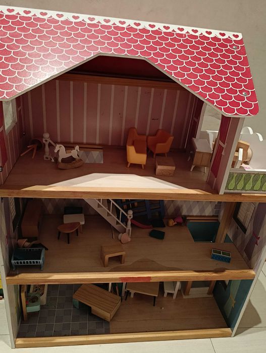 Дървена къща за кукли