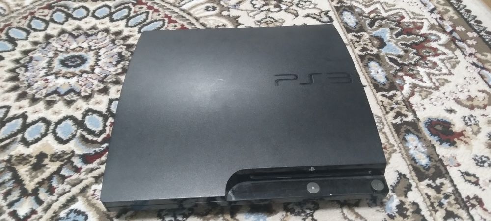 PS3 с двумя геймпадами и играми