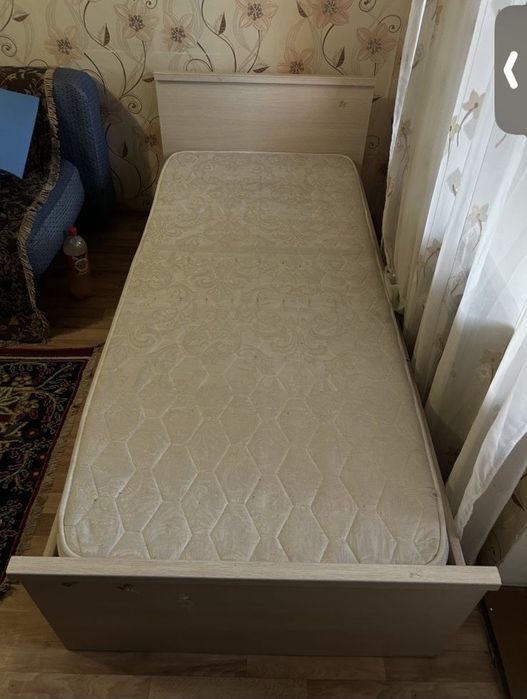 Односпальная кровать с матрасом
