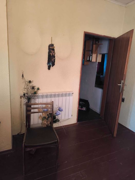 Продавам просторна къща с голям двор - гр. Димово