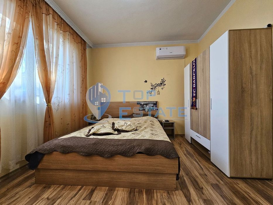 Обзаведена къща с три спални, барбекю, двор и гараж в село Поликраище