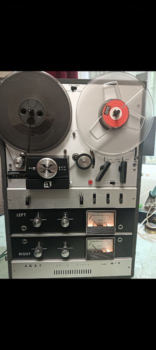 Magnetofon Akai M9 pe tranzistori cu amplificare și difuzoare control