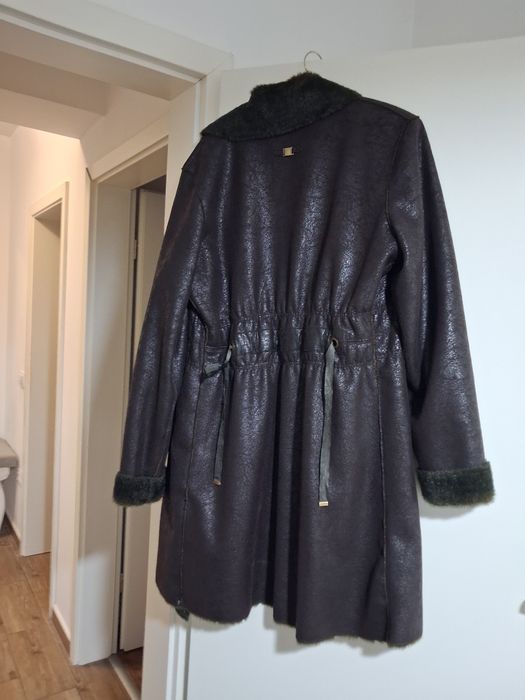 Vand haina din piele foarte eleganta , aseamana a fi cojoc
