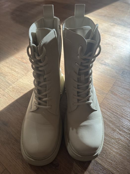 Продам ботинки весенние на девочку новые