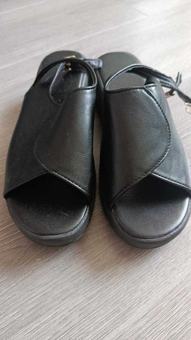 Новые чёрные босоножки