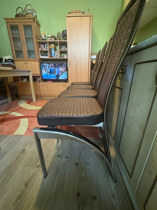 4 Броя Кожени Столове в Отлично Състояние