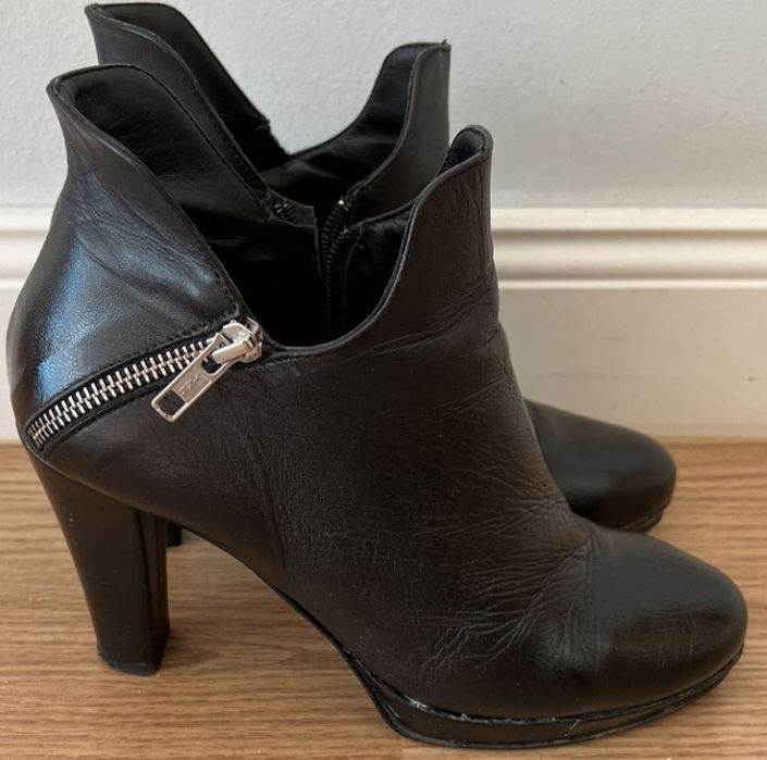 Ghetute din piele Bata, cu toc de 10 cm
