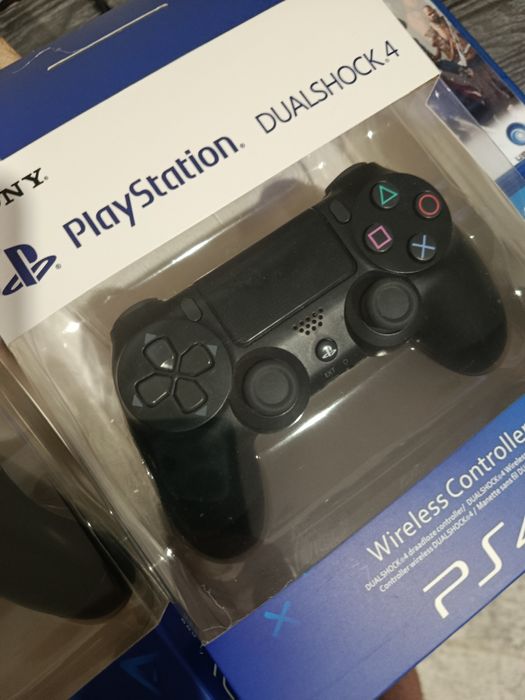 Продам PS4 в отличном состоянии