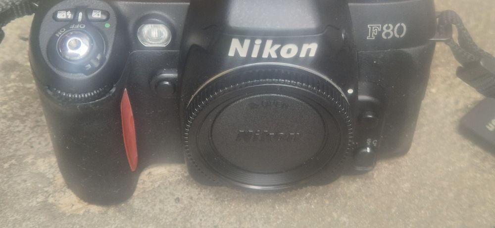 Vand aparat foto Nikon F 80 cu obiectiv Nikon 70-300 mm