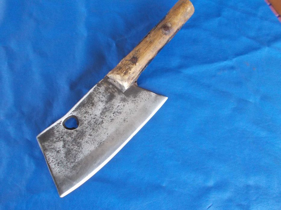 Огромен стар кован сатър