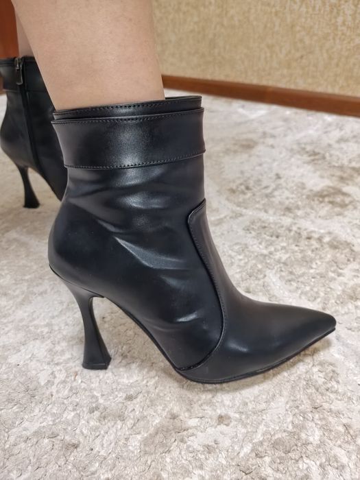 Yangi poshnali ayollar sapogi — kiyilmagan